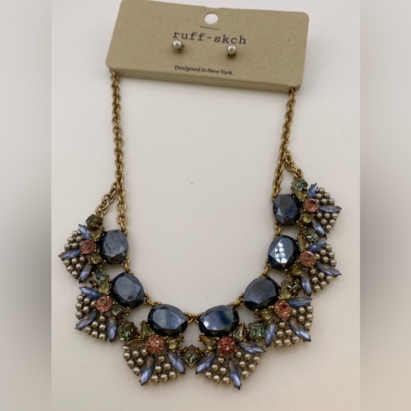 Beautiful Costume Jewelry- Necklace & Earrings - Picture 9 of 9